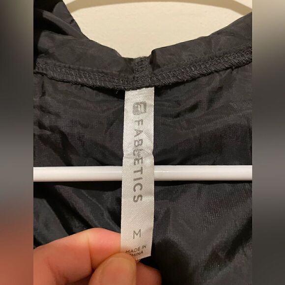 Fabletics Black Ventura Windbreaker Vest Hooded Packable Lightweight Travel - Picture 8 of 9